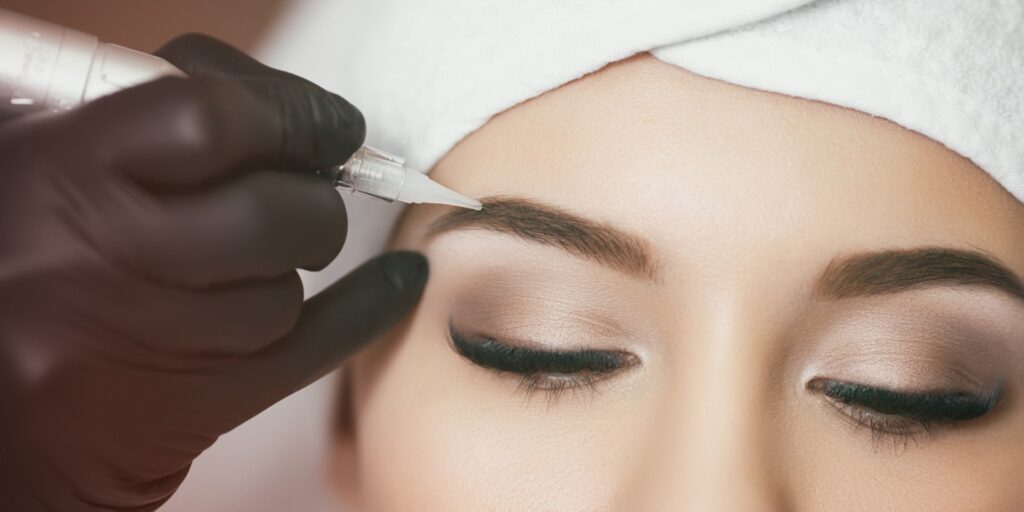 Permanent,Makeup.,Permanent,Tattooing,Of,Eyebrows.,Cosmetologist,Applying,Permanent,Make eyebrow misting